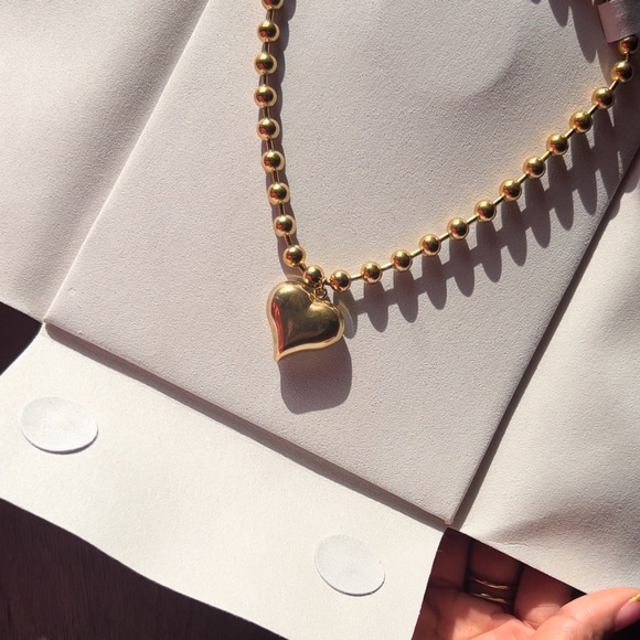 Meet your Posher: Welcome to the official Feminine Poshmark closet 🪞🛍️🫧 - Picture 4 of 8